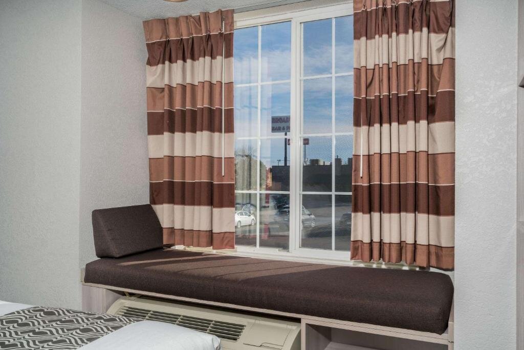 Двухместный люкс Microtel Inn & Suites by Wyndham Rochester North Mayo Clinic