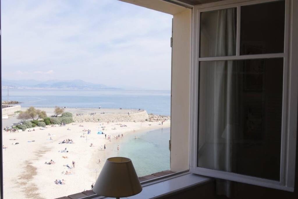Apartment BORD DE MER - AC, WIFI, chic, balcony, sea view