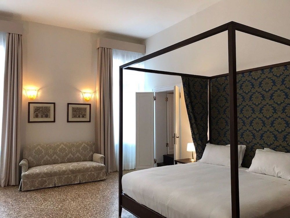 Suite with canal view Suites alla Maddalena