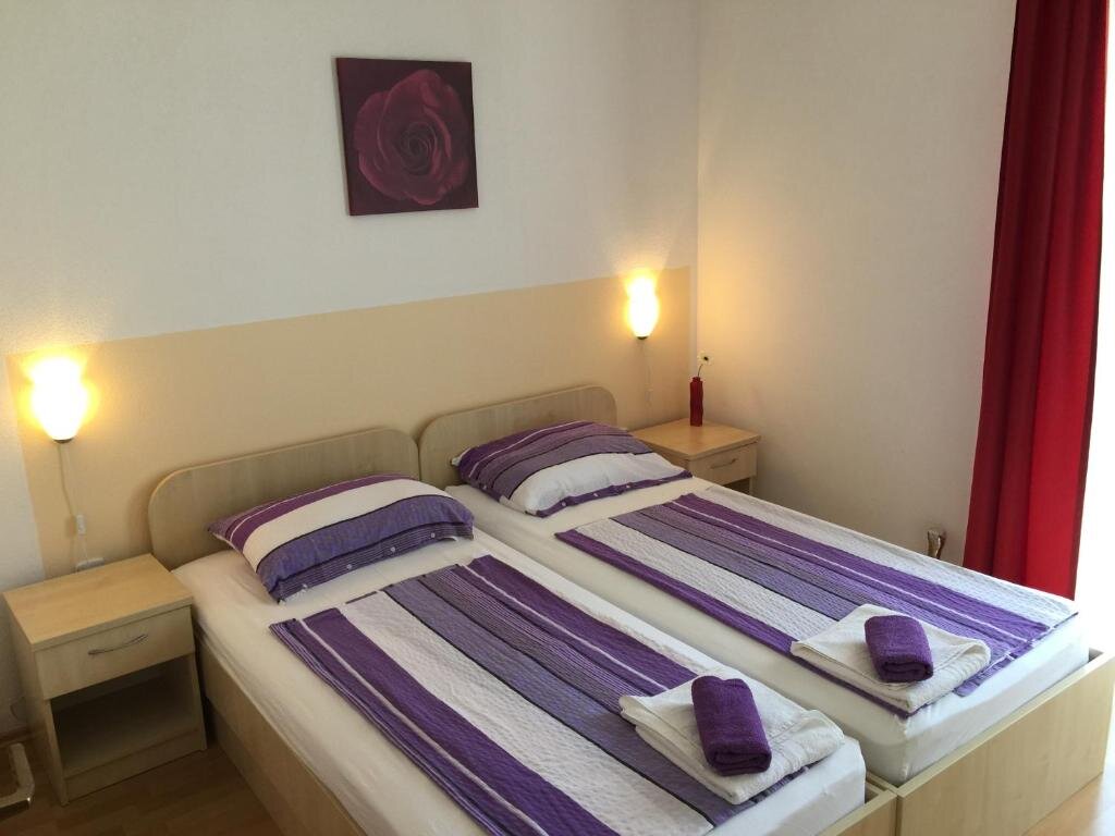 Standard Zimmer Rooms and Apartments Ana