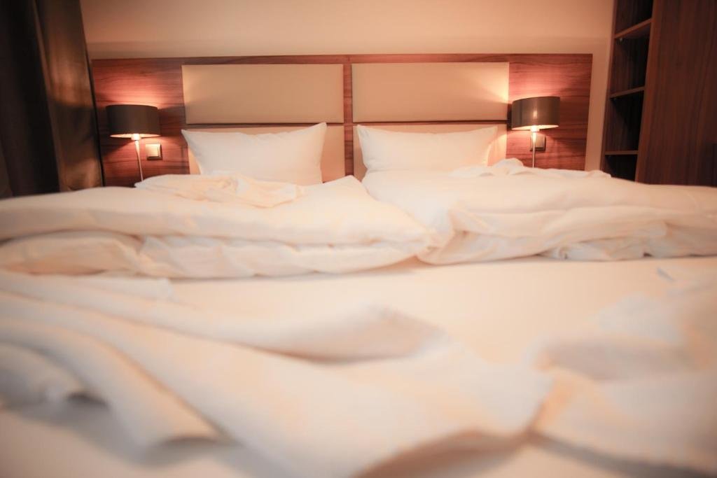 Economy Doppel Zimmer Bett & Buch Hotel