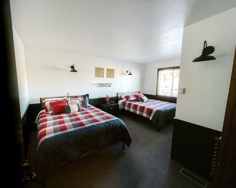 Кровать в общем номере с 6 комнатами 1998-the Ranch House 6 Bedroom Home by RedAwning