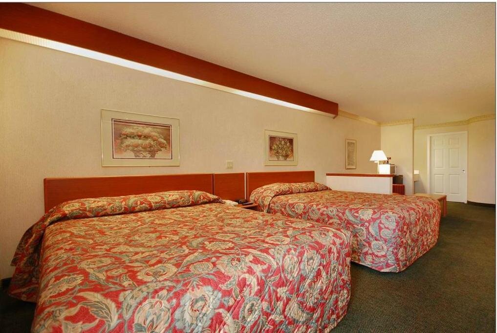 Standard room Syracuse Inn & Suites