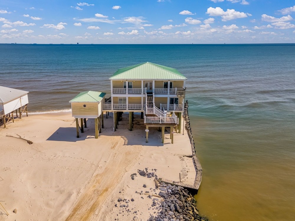 Коттедж с 6 комнатами Shamrock Shores - Gulf Front West End Pet Friendly Property With Room For Everyone. 3 Master Suites! 6 Bedroom Home by Redawning