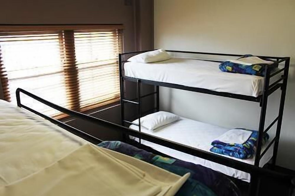 Кровать в общем номере с балконом Central Backpackers