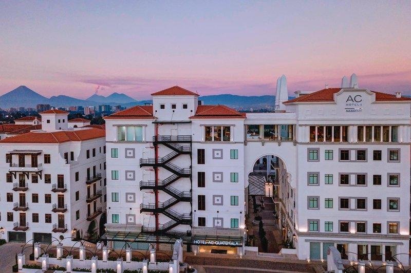 Четырёхместный номер Deluxe с балконом AC Hotels by Marriott Guatemala City