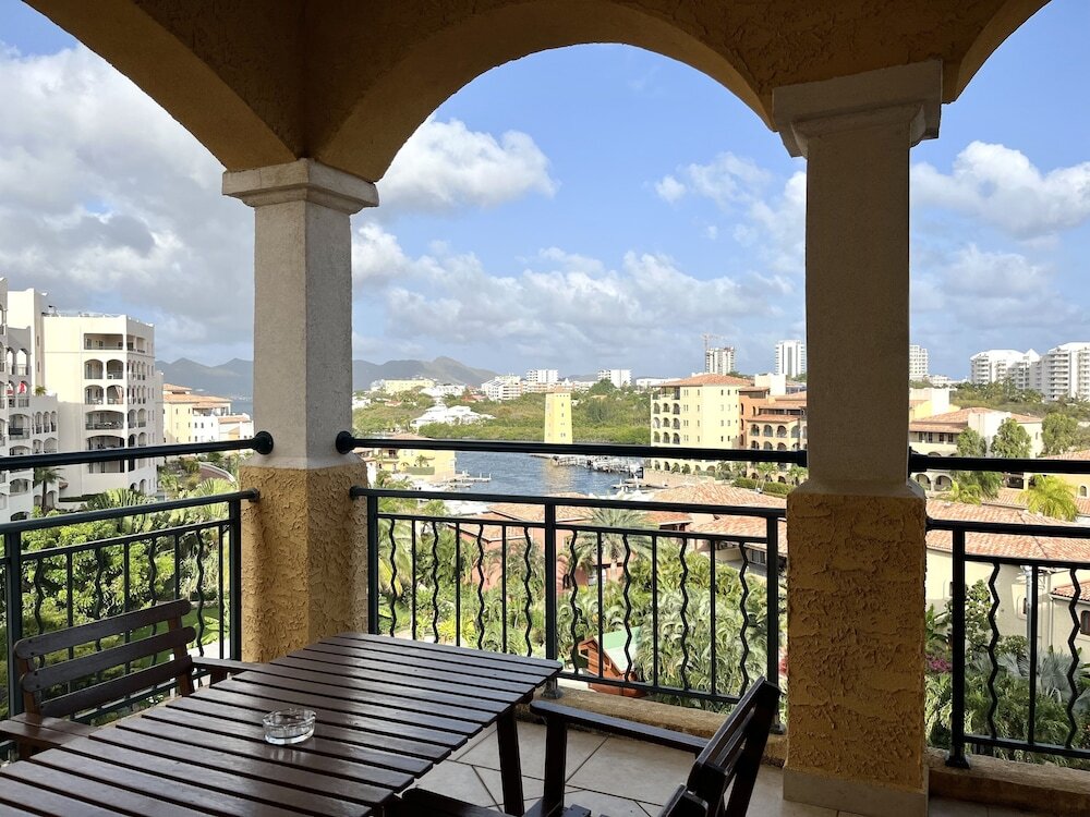 Апартаменты Deluxe с 2 комнатами с балконом и с видом на море The Hotel Porto Cupecoy