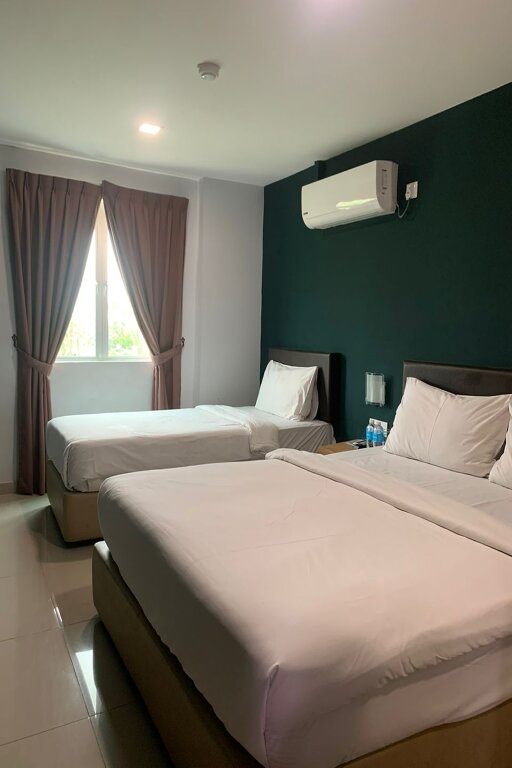 Трёхместный люкс Room V by SECOM Jalan Megat