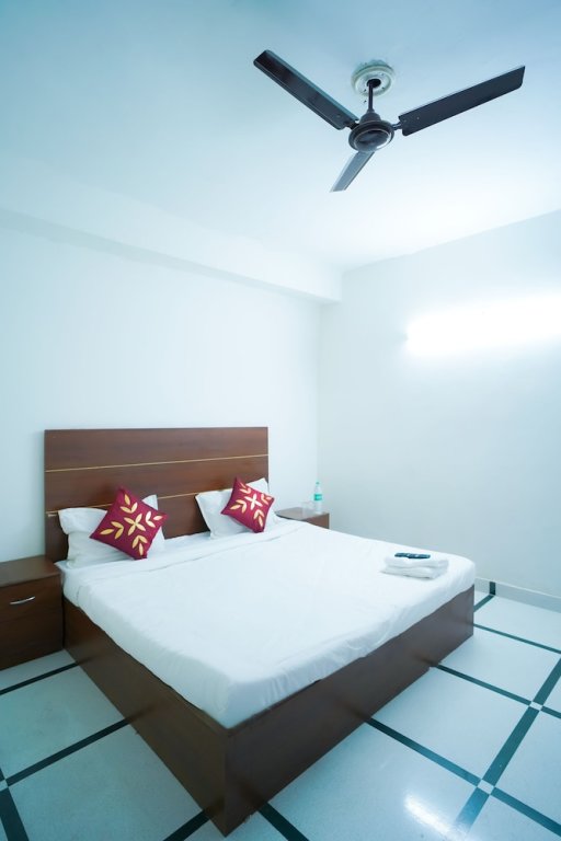 Deluxe room Roomshala 045 Galaxy Noida 35