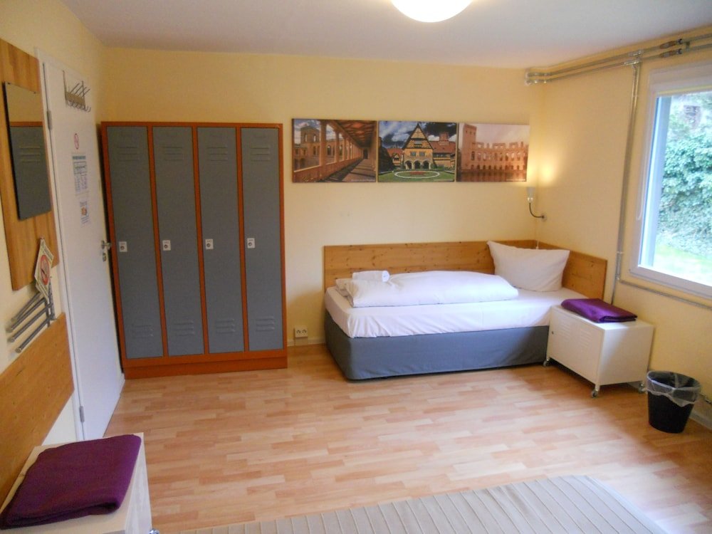 Cama en dormitorio compartido (dormitorio compartido femenino) con vista al jardín Quartier SansSouci Hostel