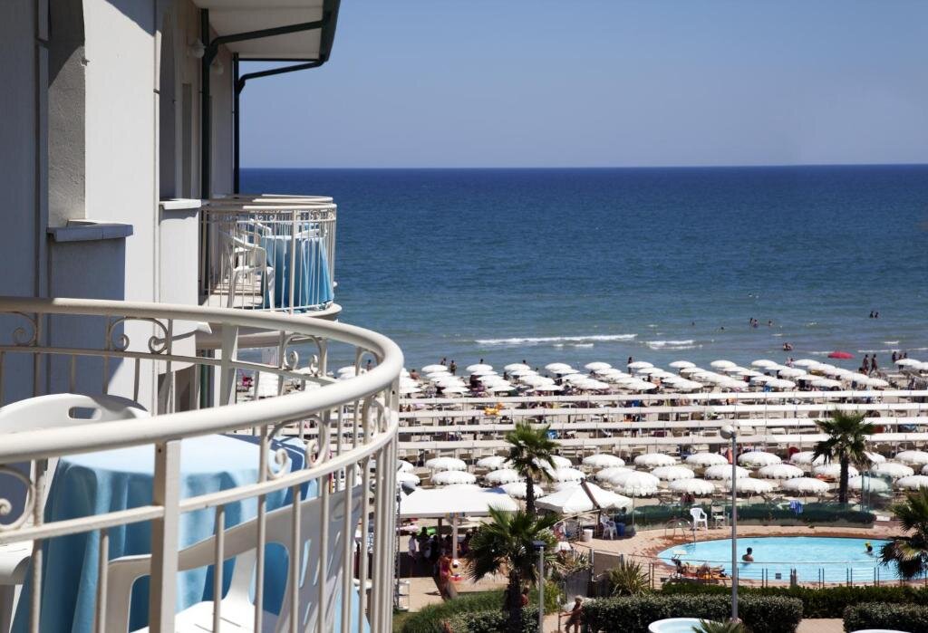 Standard Triple room with partial sea view Hotel Ca' Bianca