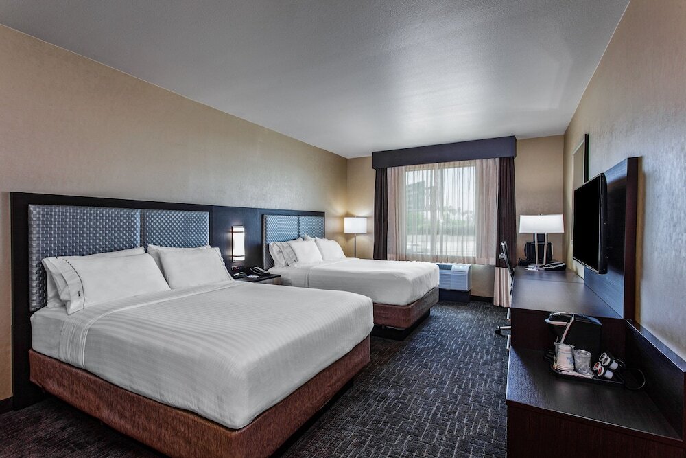 Четырёхместный номер Standard Holiday Inn Express & Suites Anaheim Resort Area, an IHG Hotel