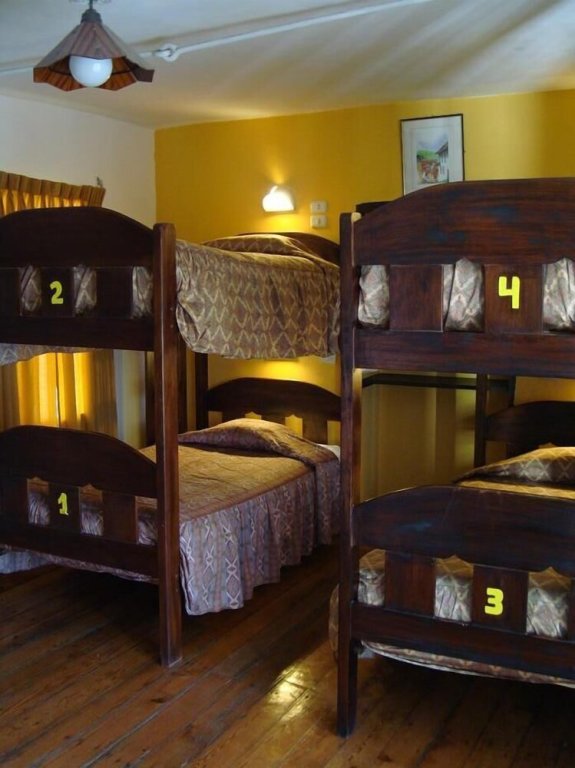 Кровать в общем номере (мужской номер) Hostal Mallqui