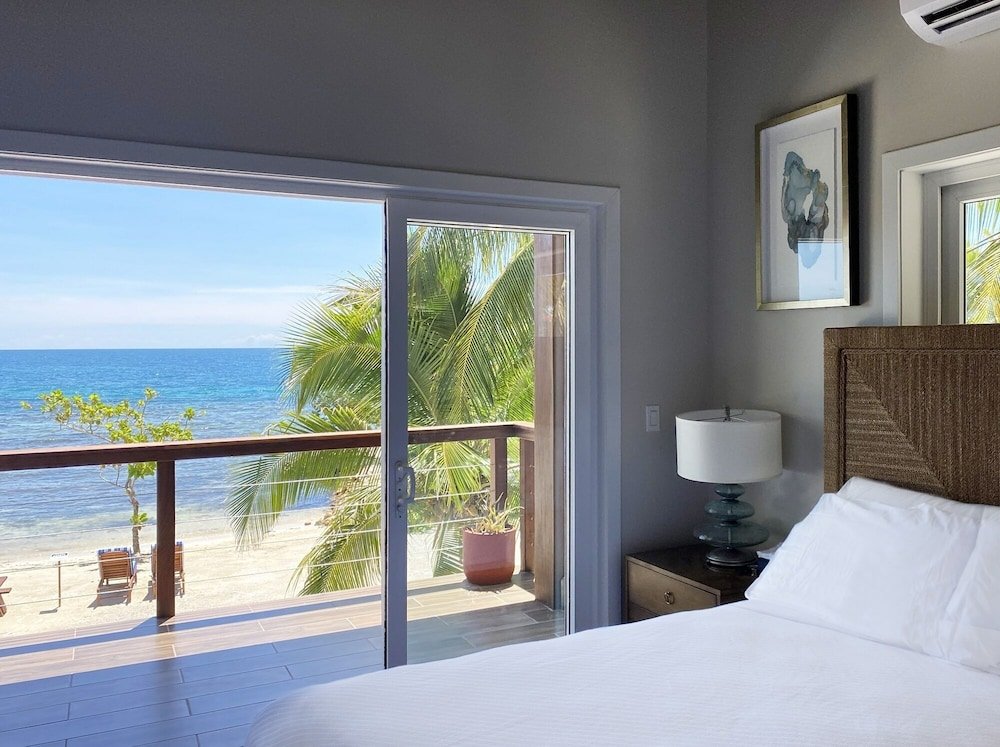 Deluxe room Ray Caye Island Resort