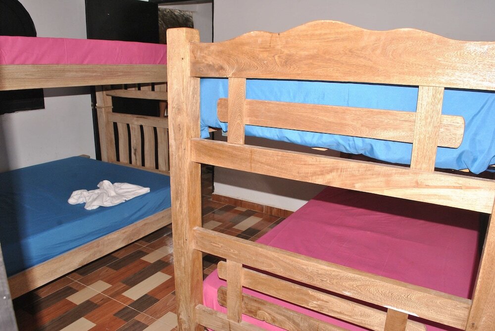 Кровать в общем номере Hostal Castillo Del Mar