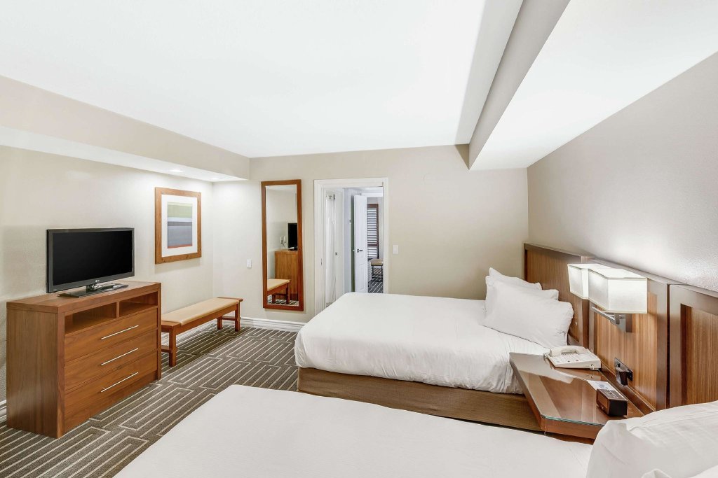 Четырёхместный люкс c 1 комнатой Hilton Phoenix Tapatio Cliffs Resort