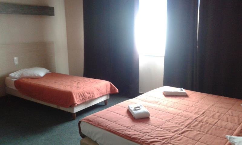 Кровать в общем номере с 2 комнатами Hotel Prince de Liege