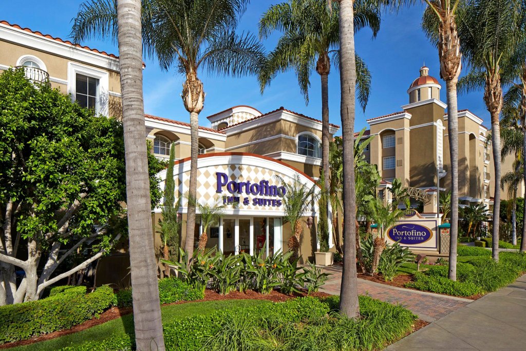 Кровать в общем номере Portofino Inn and Suites Anaheim Hotel