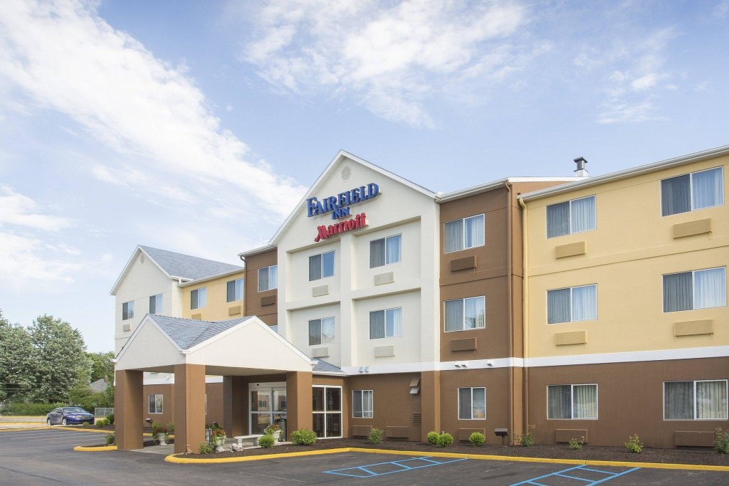 Кровать в общем номере Fairfield Inn & Suites by Marriott Terre Haute