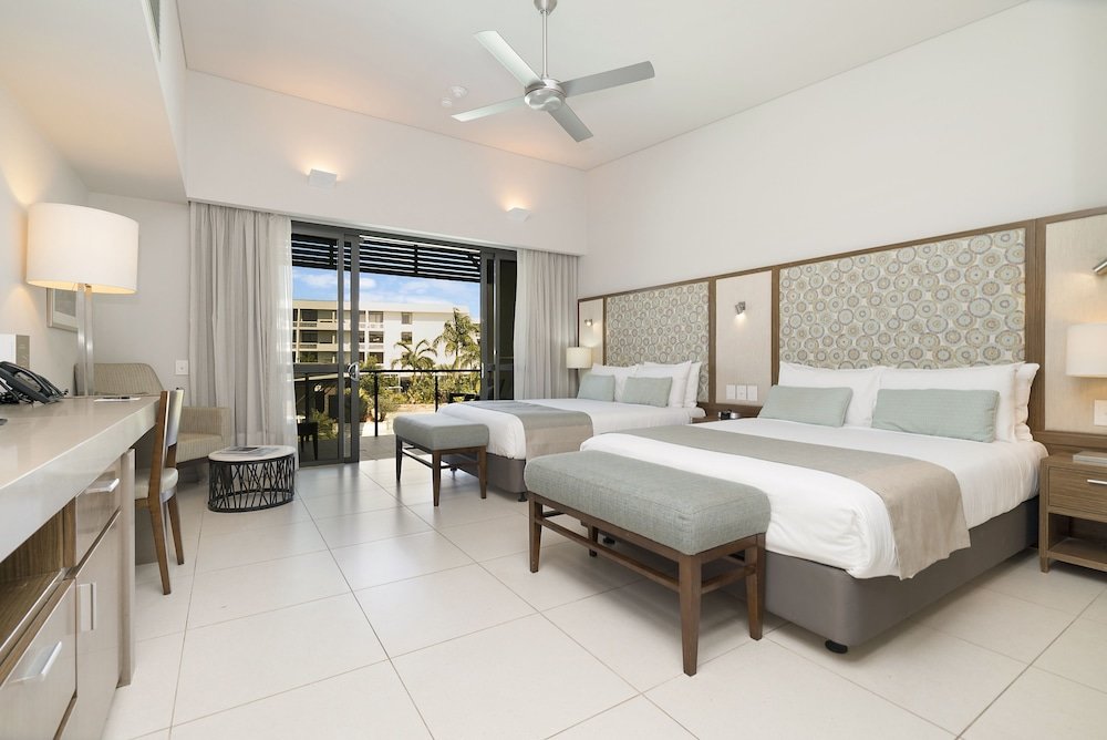Четырёхместный номер Standard с балконом Mindil Beach Casino Resort