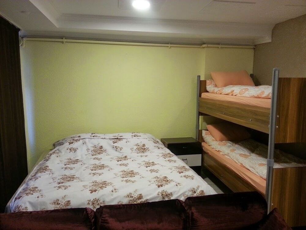 Кровать в общем номере (женский номер) с видом на город Bulvar Hostel