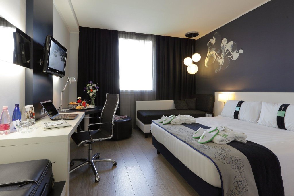 Camera Premium Holiday Inn Milan Nord Zara, an IHG Hotel
