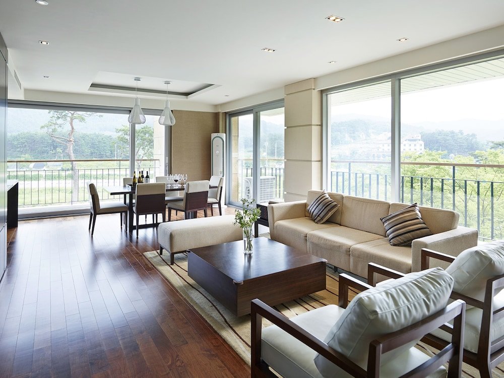 Люкс с балконом The Suites Hotel Namwon