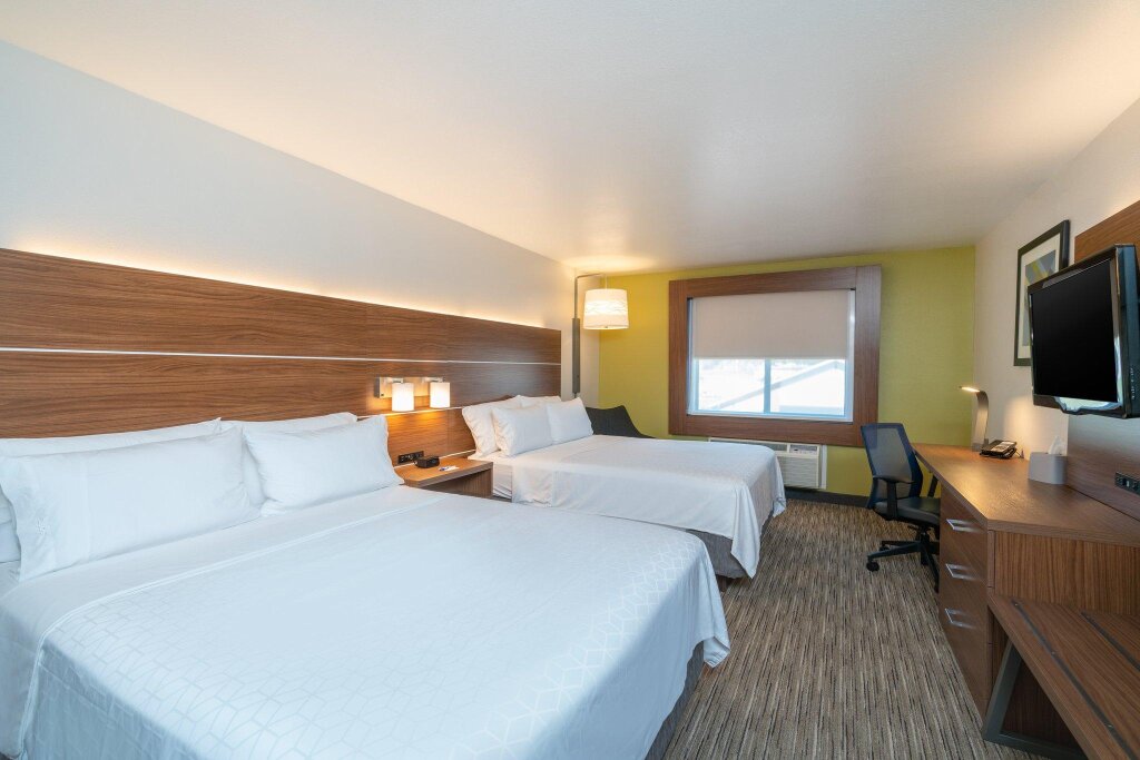 Четырёхместный номер Standard Holiday Inn Express Hotel & Suites Elkins, an IHG Hotel