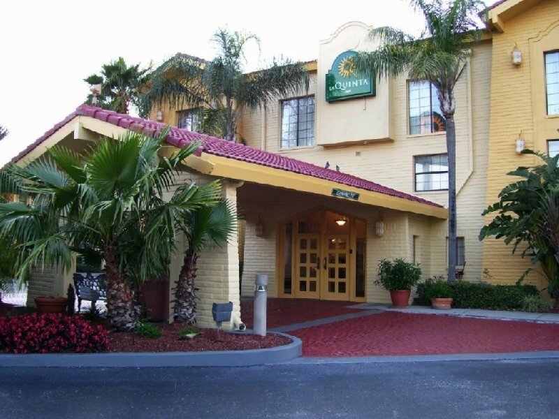 Кровать в общем номере La Quinta Inn by Wyndham Tampa Bay Pinellas Park Clearwater