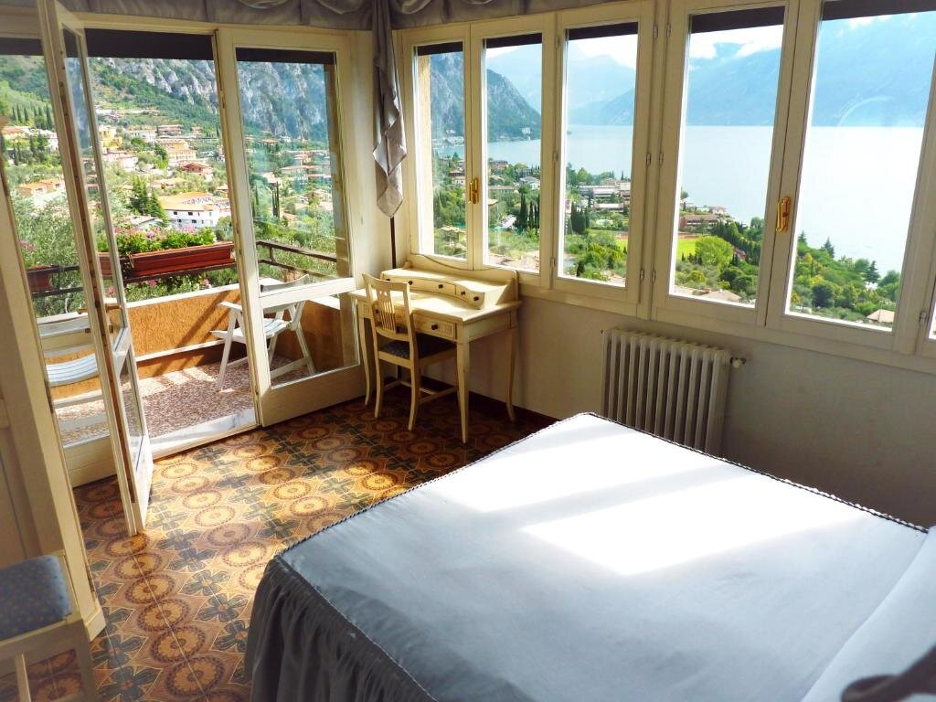 Семейный номер Standard с балконом и с видом на озеро Hotel Villa Margherita