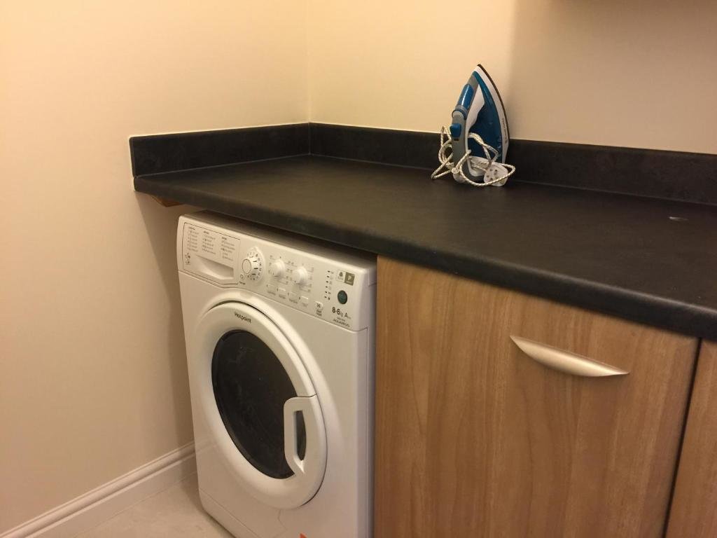 Коттедж 6-bedroom Contractor House with 6 bathrooms, Free WiFi and Parking - Kennedy House by Your Lettings Peterborough