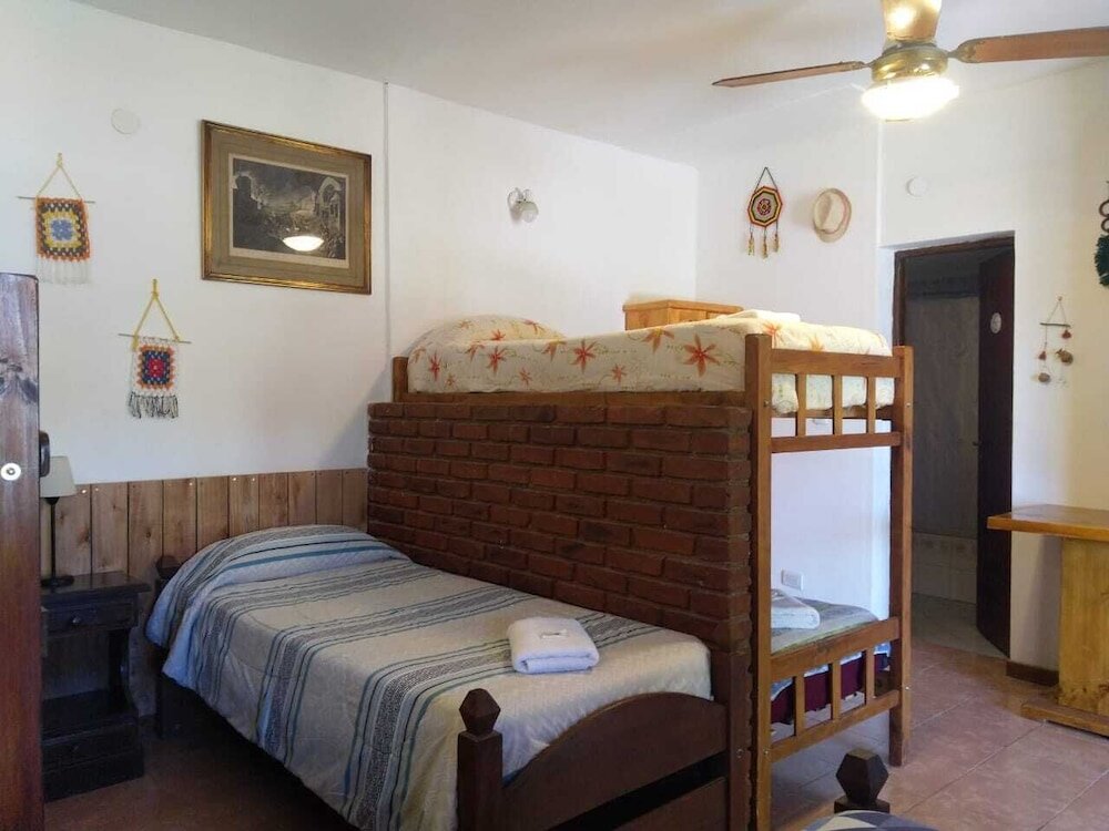 Кровать в общем номере Las Grullas