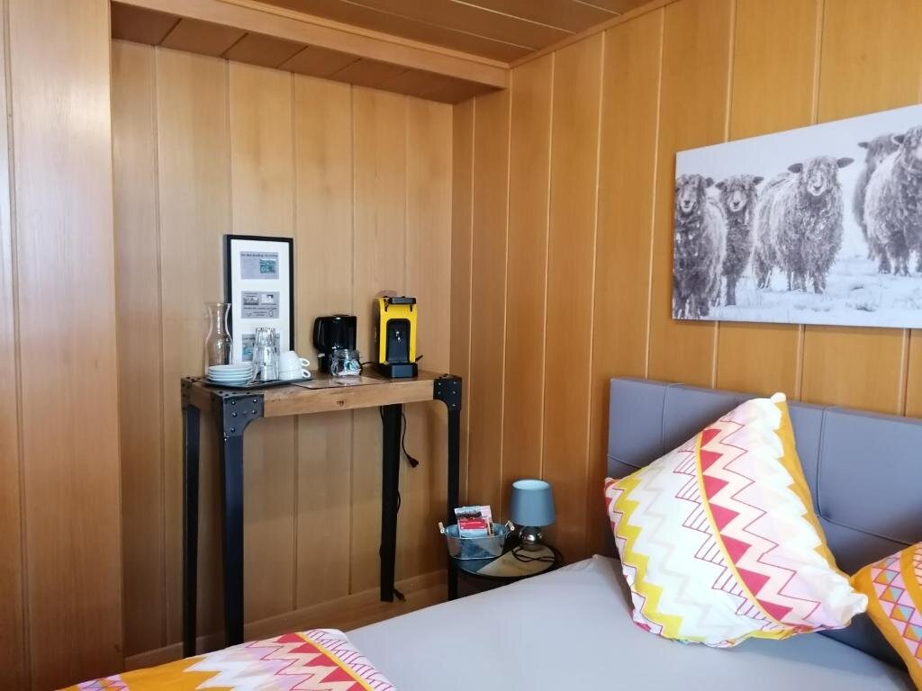Standard Doppel Zimmer mit Seeblick Elliotts Bed & Bar