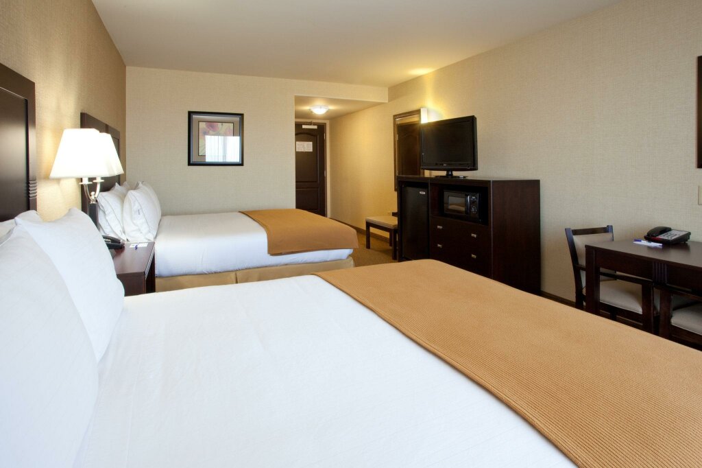 Standard Quadruple room Holiday Inn Express Fresno South, an IHG Hotel