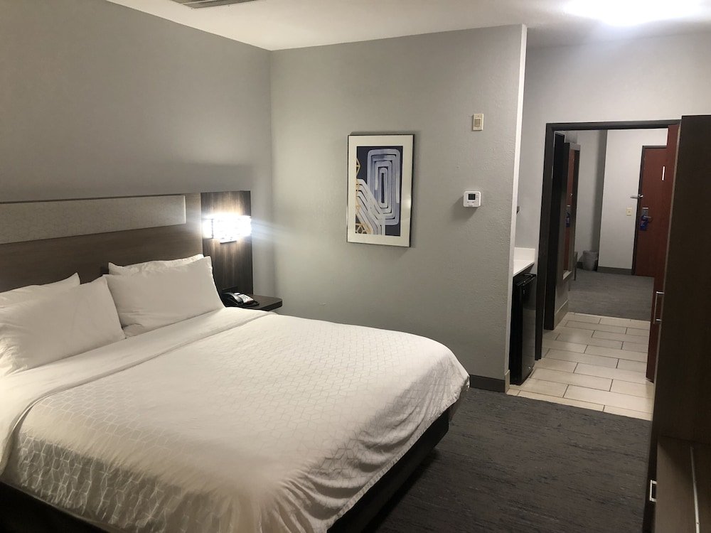 Suite 1 dormitorio Holiday Inn Express & Suites Woodward, an IHG Hotel