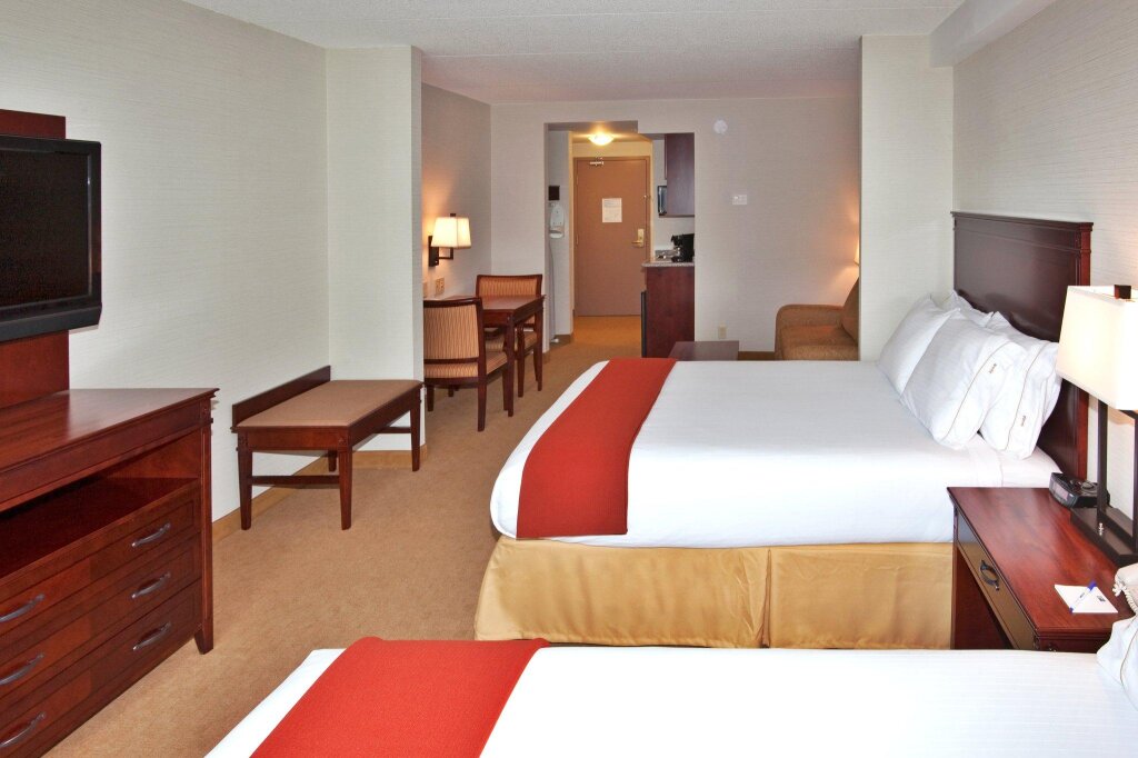 Четырёхместный номер Standard Holiday Inn Express Hotel & Suites Brockville, an IHG Hotel