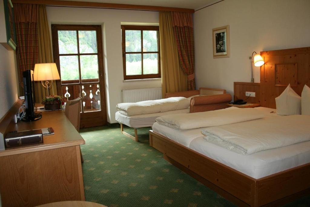 Standard Dreier Zimmer mit Bergblick Raststätte Mils