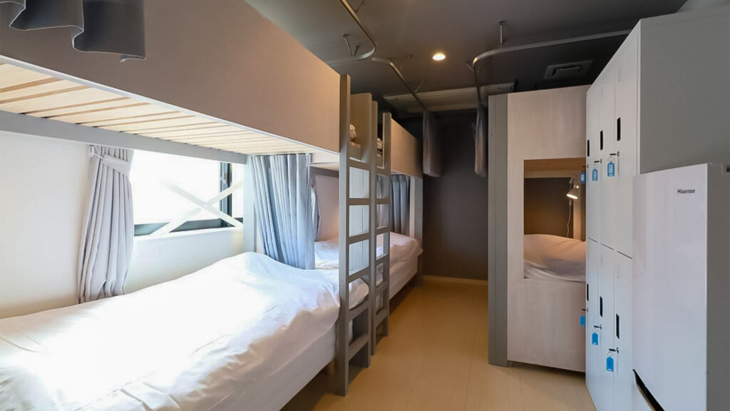Кровать в общем номере (мужской номер) Iwatoyama Hostel