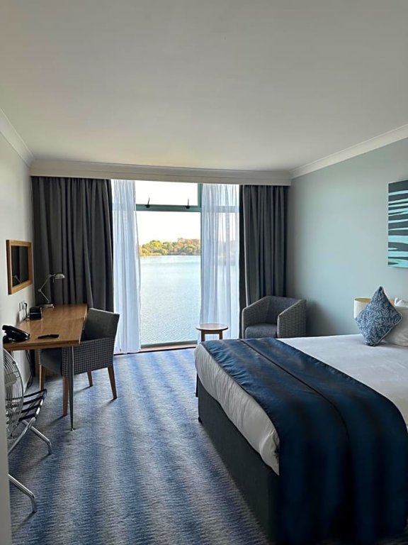 Standard room with lake view De Vere Cotswold Water Park