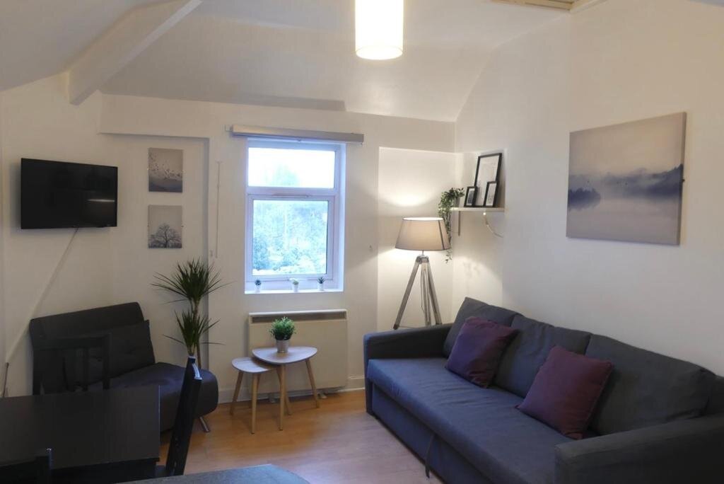 Apartment Space For Groups, 10 mins from centre with parking