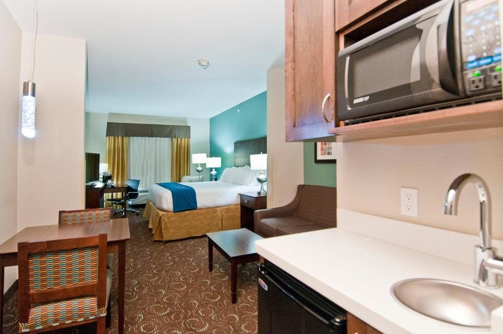 Люкс Holiday Inn Express & Suites San Antonio SE by AT&T Center, an IHG Hotel