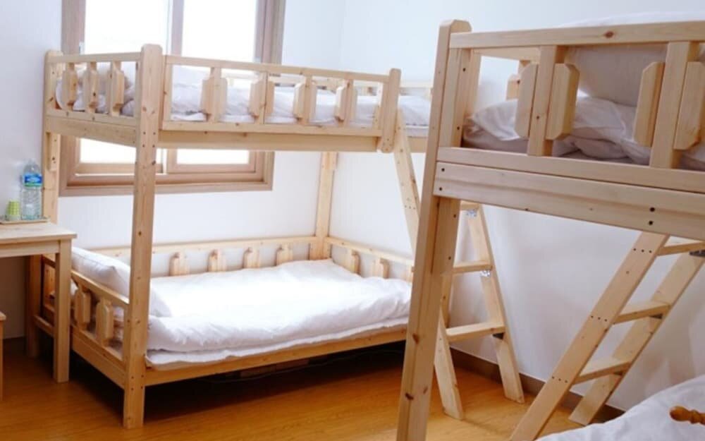 Кровать в общем номере (женский номер) Jeju Jejurowa Guest House