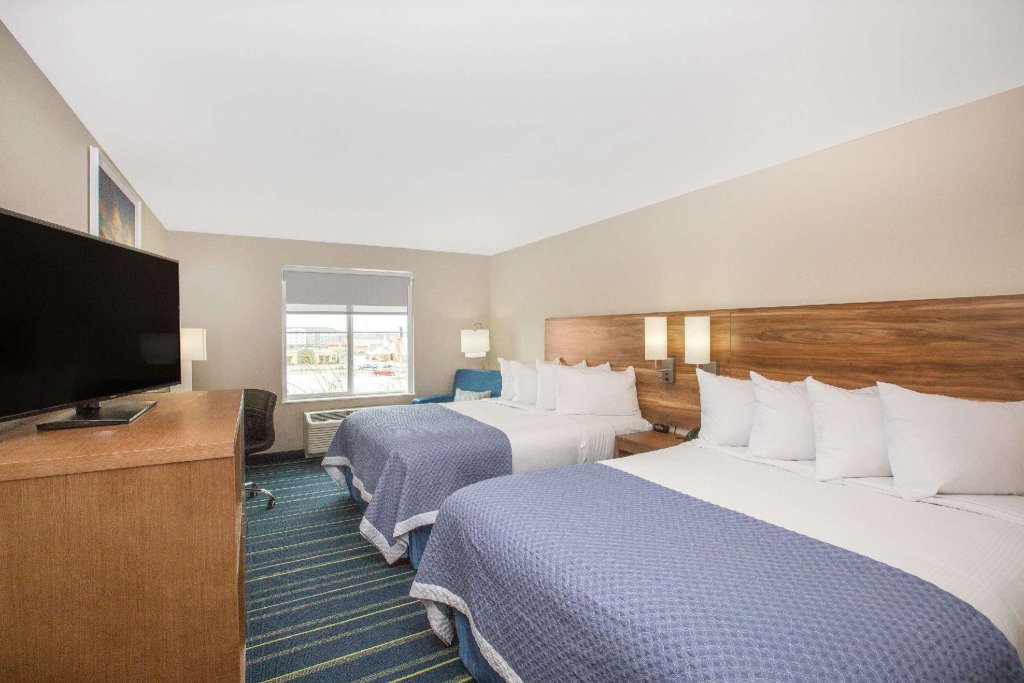 Четырёхместный номер Standard Days Inn & Suites by Wyndham Kearney NE