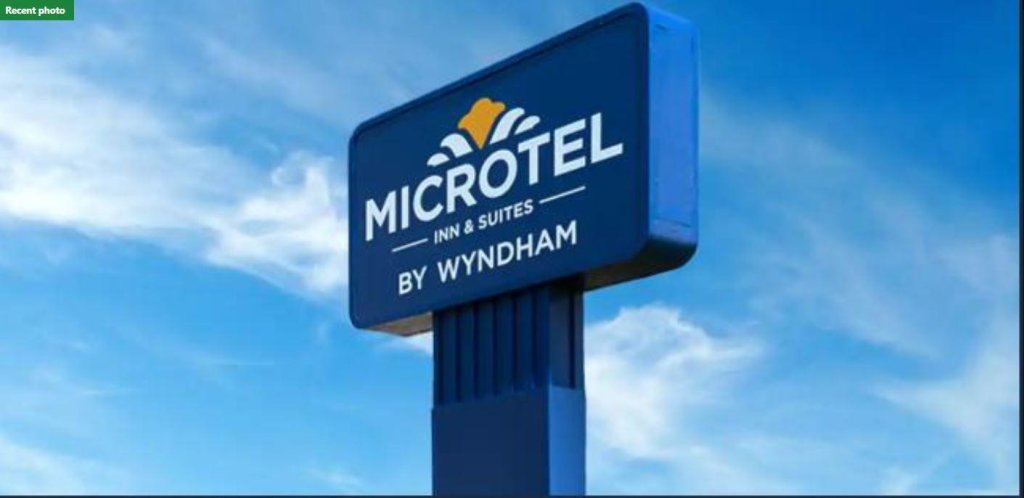 Кровать в общем номере Microtel Inn & Suites by Wyndham Woodland Park
