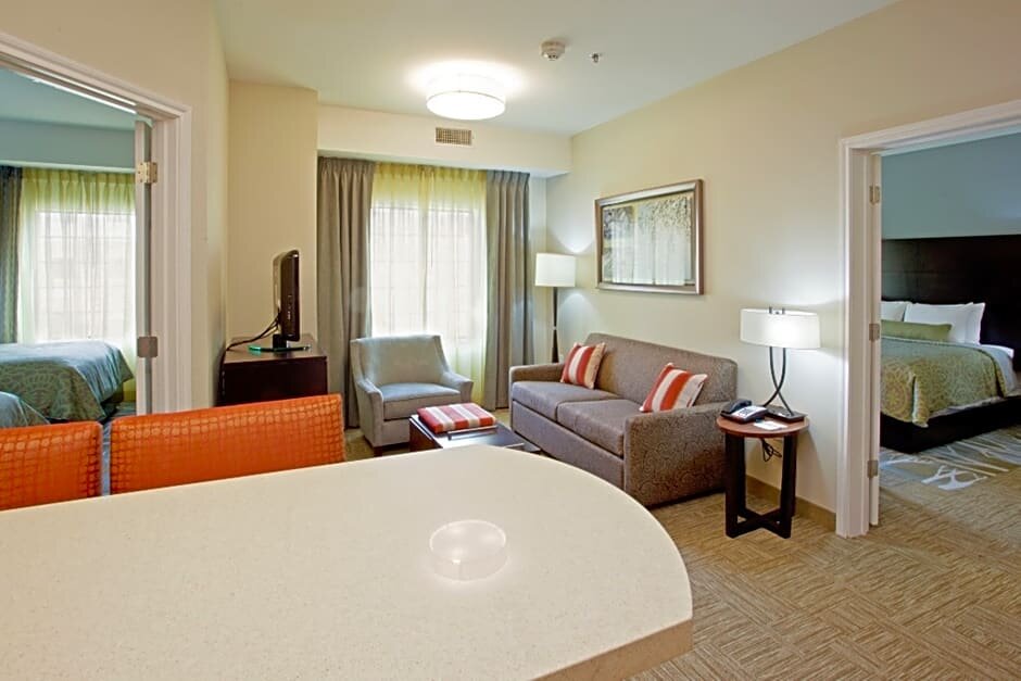 Четырёхместный номер Standard c 1 комнатой Staybridge Suites Toledo - Rossford - Perrysburg, an IHG Hotel