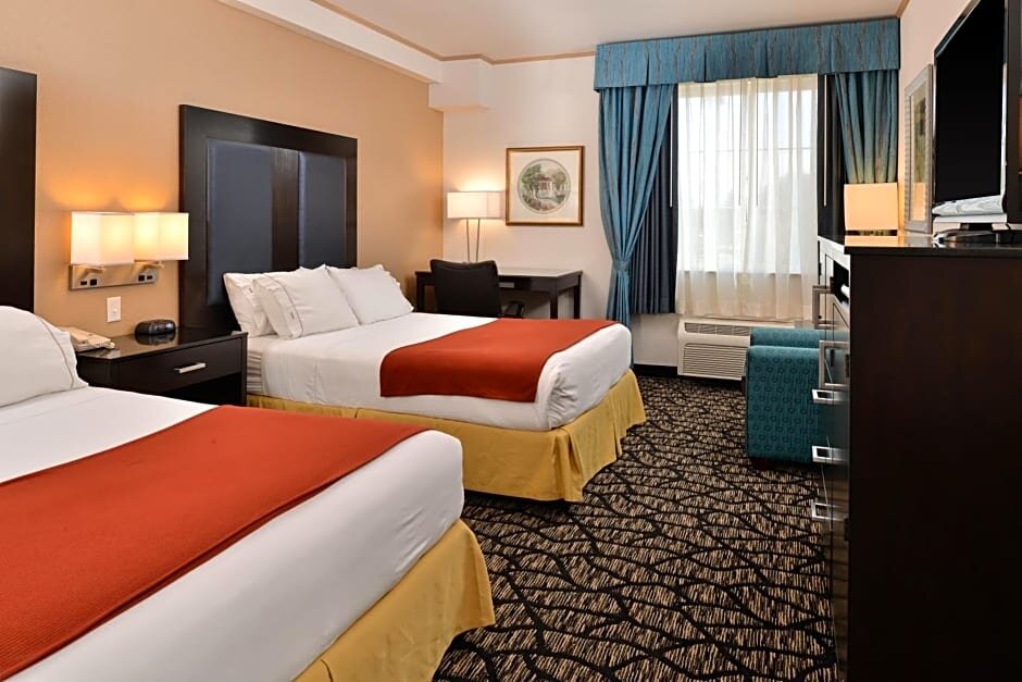 Четырёхместный номер Deluxe Holiday Inn Express Hotel & Suites Tacoma South - Lakewood, an IHG Hotel