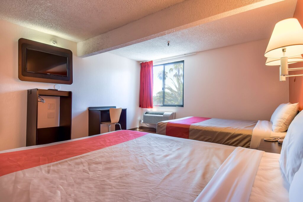Четырёхместный номер Standard Motel 6-San Diego, CA - Hotel Circle - Mission Valley