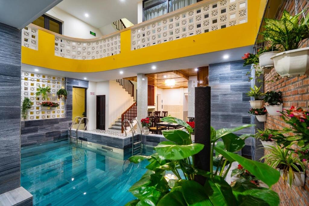 Трёхместный номер Deluxe с балконом и с видом на бассейн The Lit Villa Hoi An