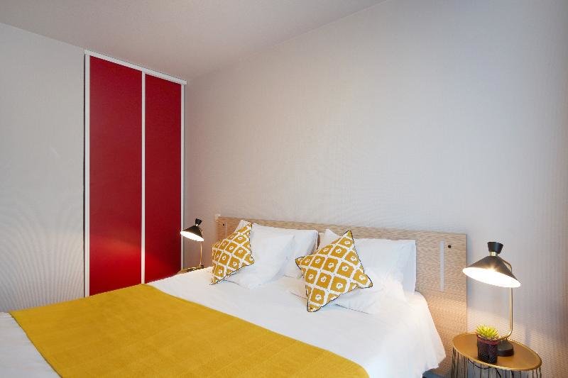 Standard room with balcony Appart'City Confort Lille Grand Palais
