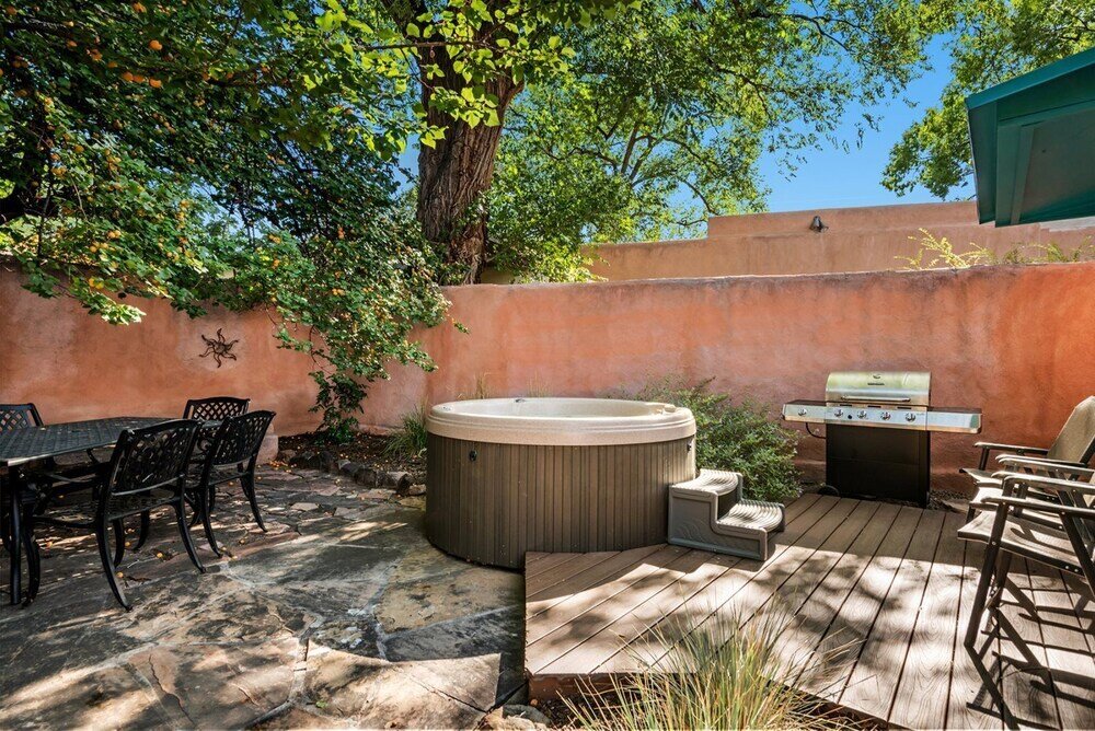 Cottage Amor - Historic Adobe in the Heart of The Railyard and Downtown Santa Fe, Hot Tub